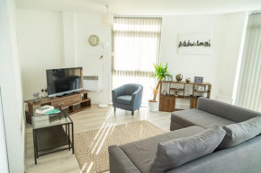 Serviced Apartment In Liverpool City Centre - Free Parking - Balcony - by Happy Days